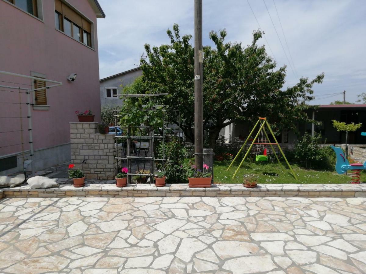 Apartmani Vesna Buje Exterior foto